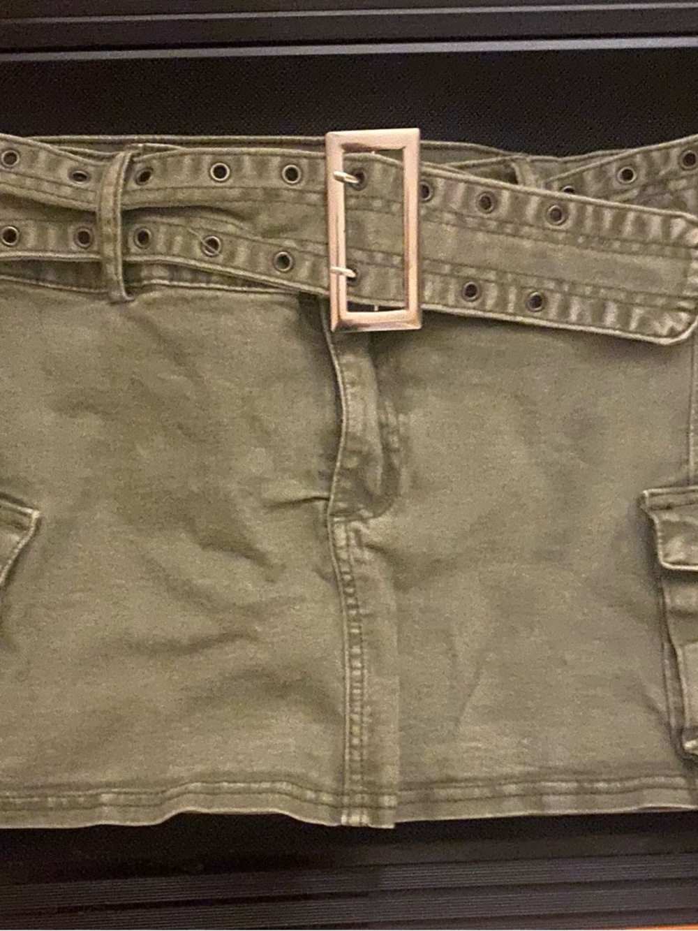 SHORT ARMY GREEN SKORT. SIDE POCKETS.  SIZE LARGE. BYILT-IN BELT.